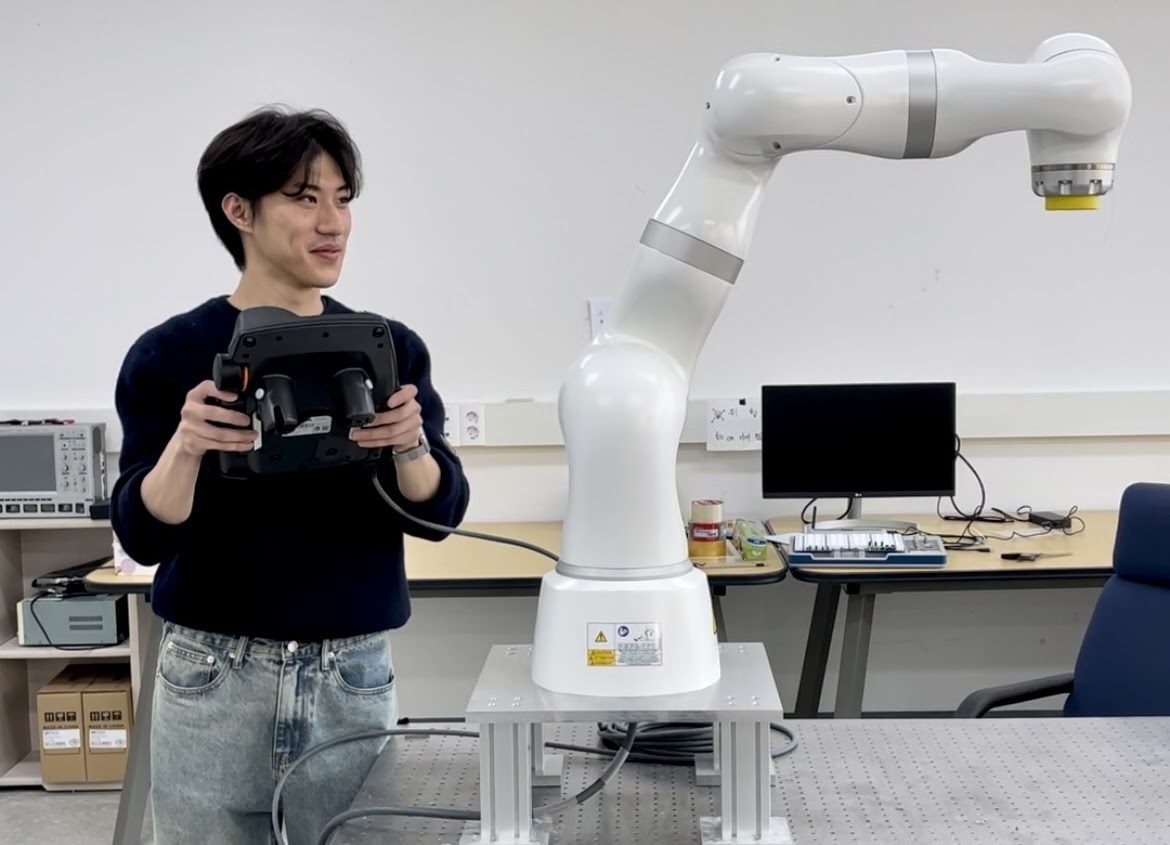 연구실에 드디어 KUKA LBR Med가 도착했습니다. 앞으로 로봇을 활용한 좋은 연구들을 기대해 봅니다.