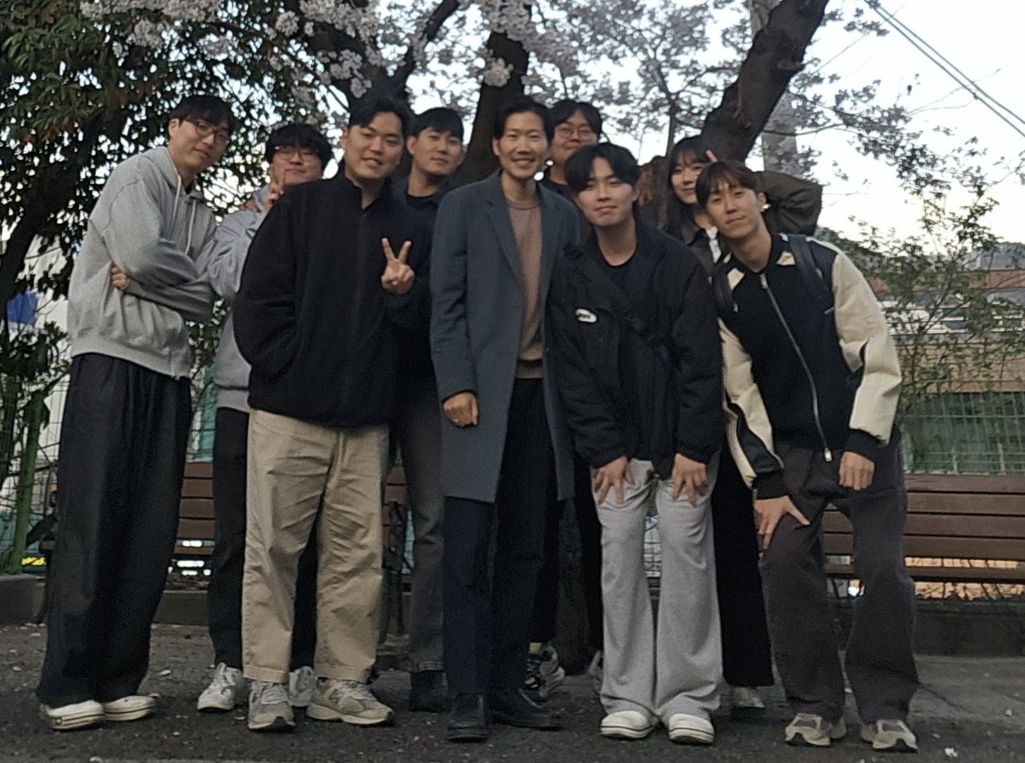벚꽃 핀 캠퍼스에서 봄 나들이를 했습니다.
